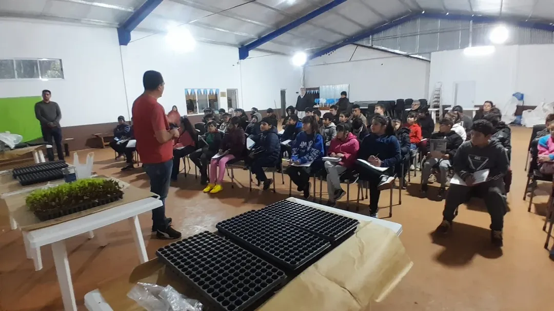 Fortalecieron la huerta escolar de la escuela San Miguel con una capacitación para alumnos y docentes